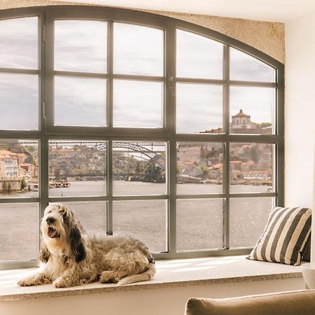 The Rebello Hotel & Spa - Small Luxury Hotels Of The World Vila Nova de Gaia Exterior foto A window with a dog