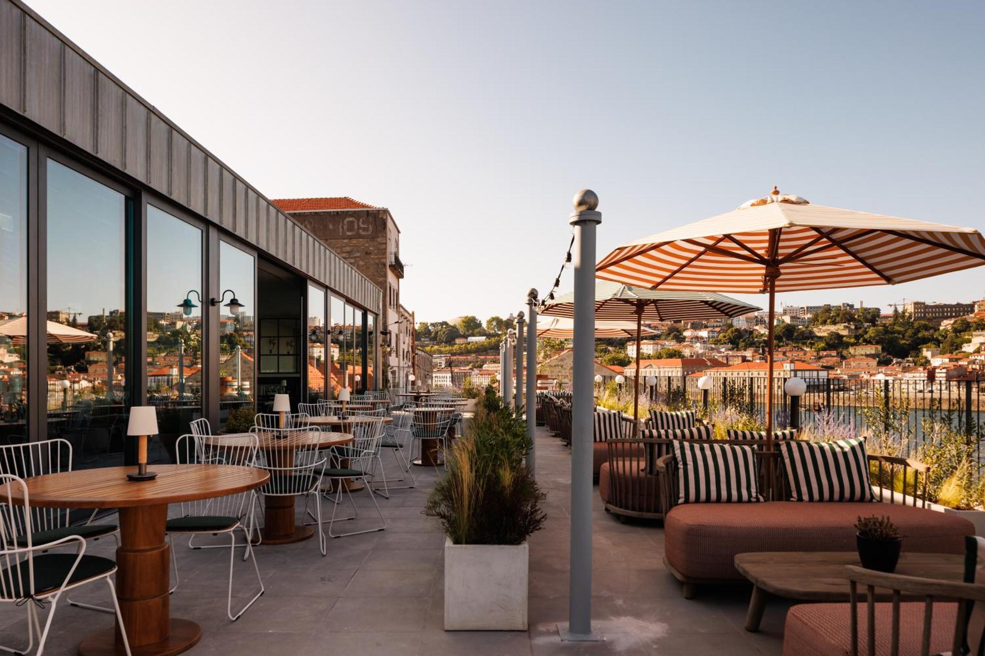 The Rebello Hotel & Spa - Small Luxury Hotels Of The World Vila Nova de Gaia Exterior foto The rooftop bar at the Hotel