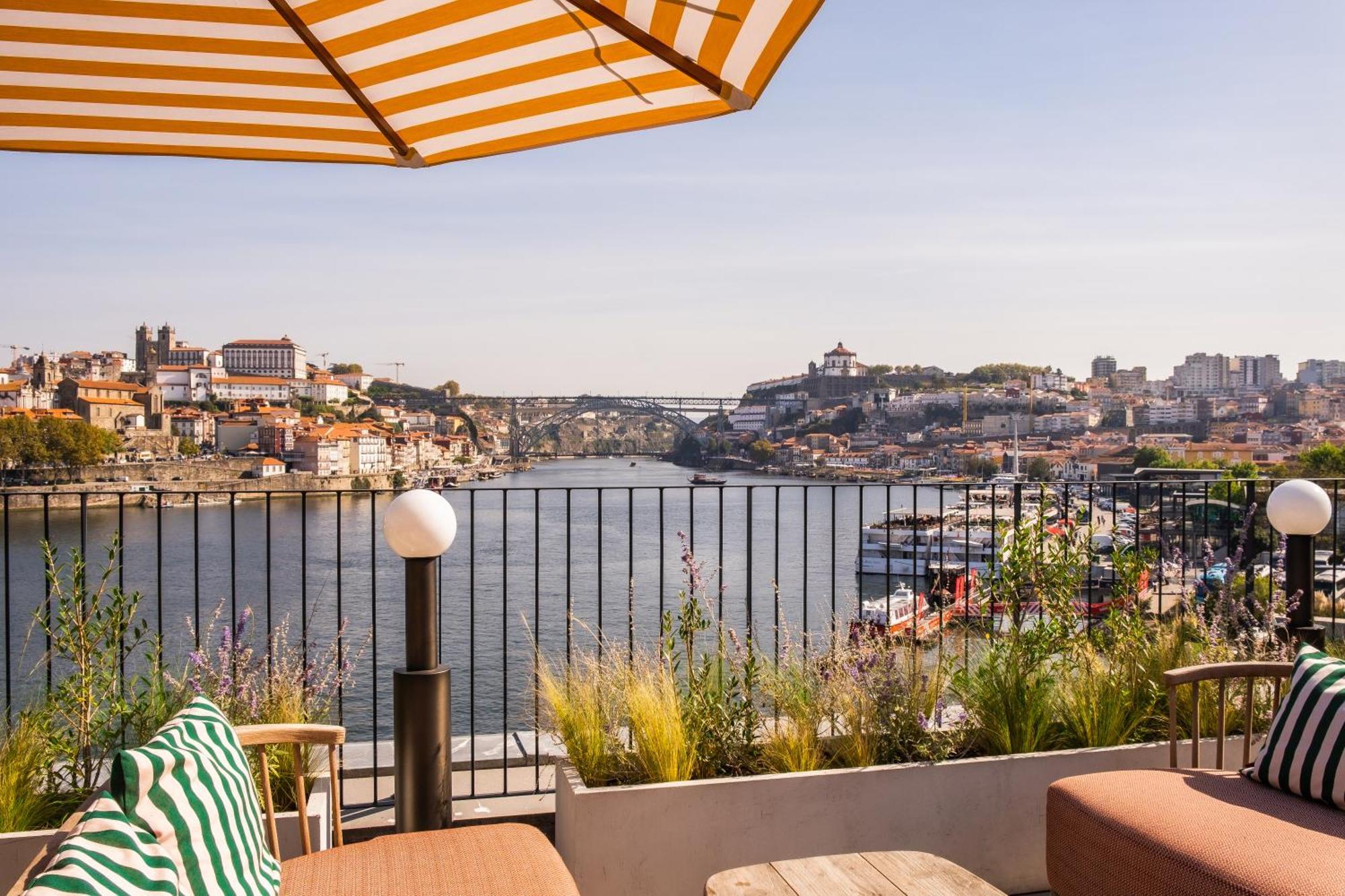 The Rebello Hotel & Spa - Small Luxury Hotels Of The World Vila Nova de Gaia Exterior foto The view from the hotel's rooftop terrace