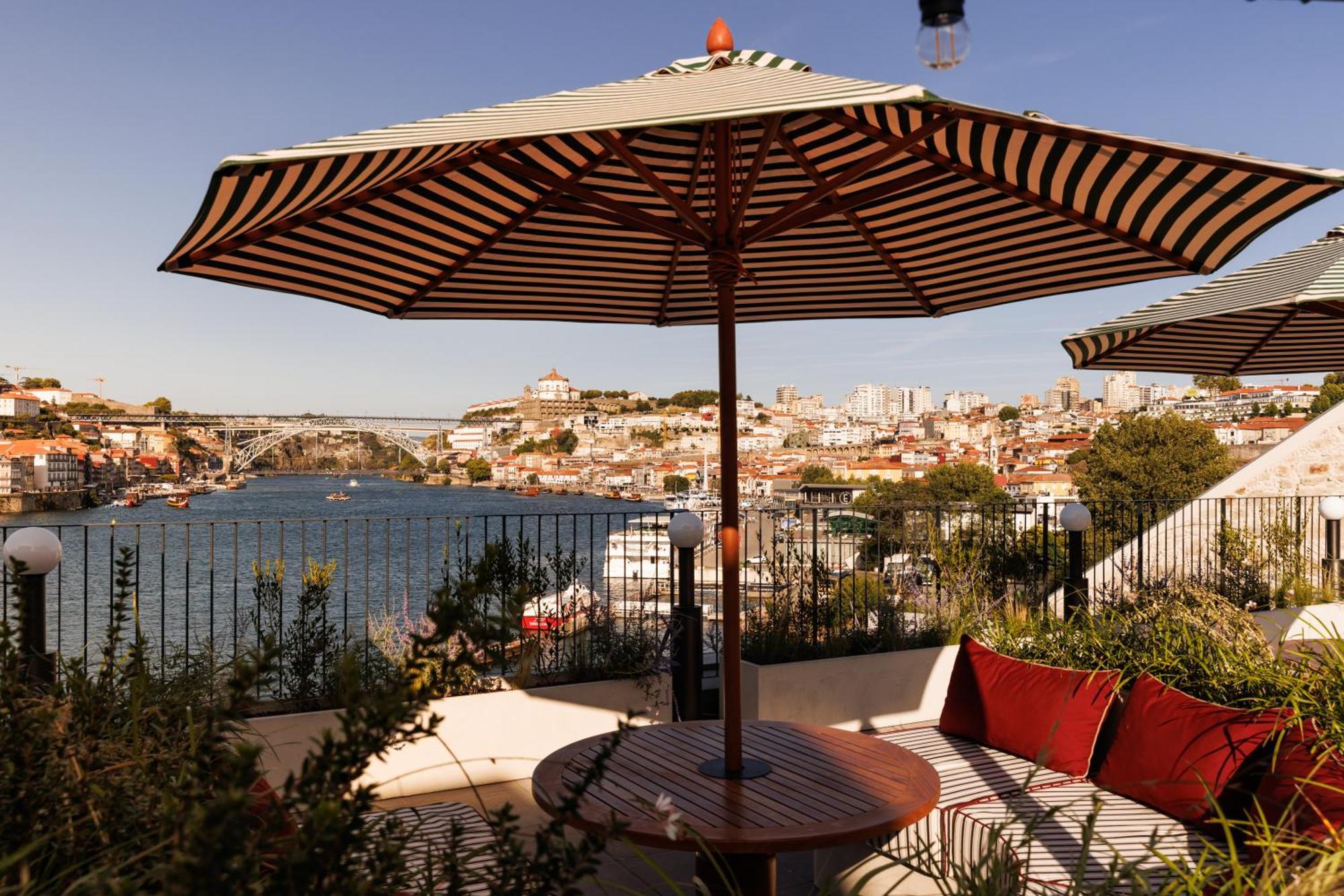 The Rebello Hotel & Spa - Small Luxury Hotels Of The World Vila Nova de Gaia Exterior foto View of the Acropolis from the hotel