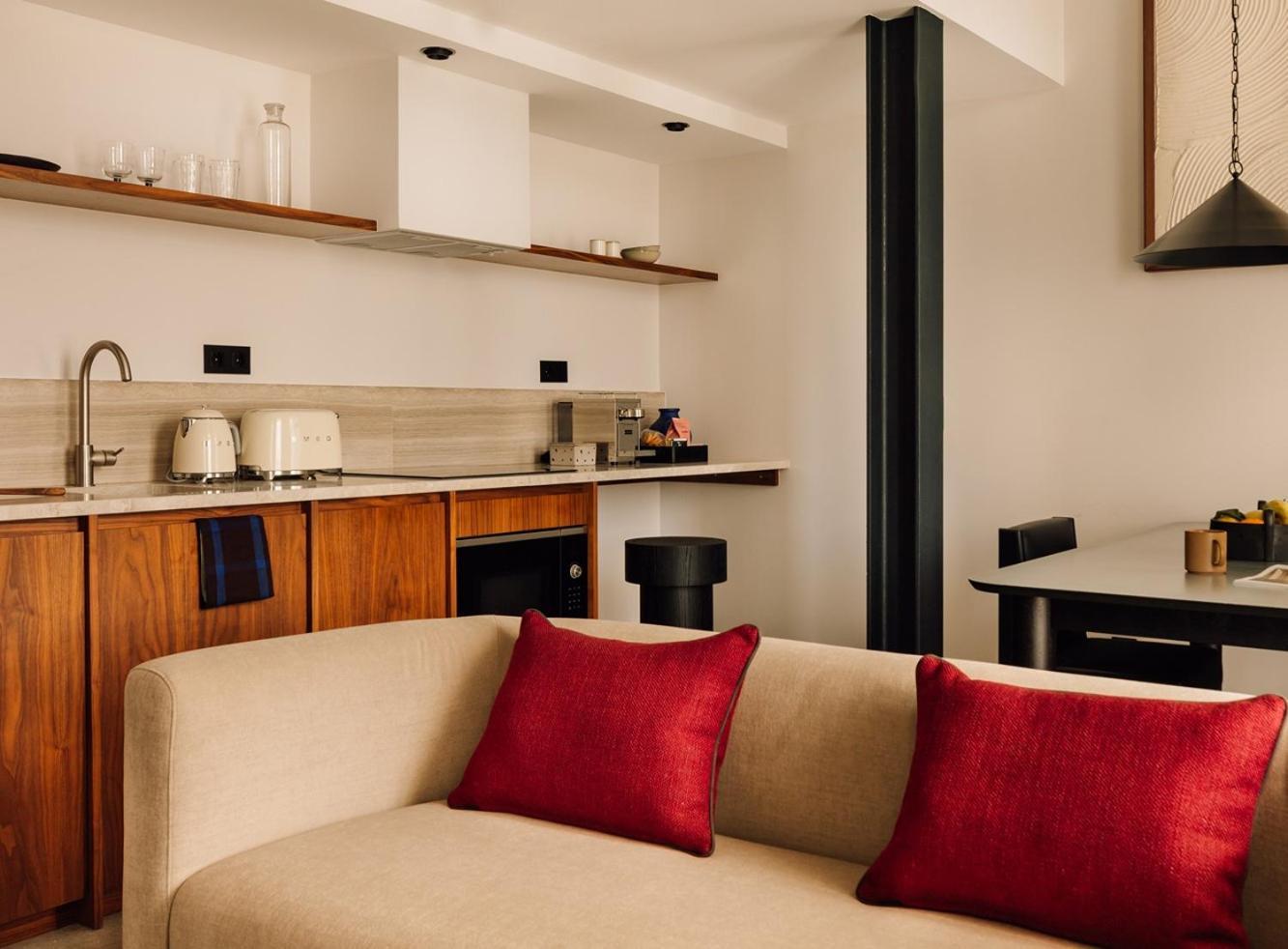 The Rebello Hotel & Spa - Small Luxury Hotels Of The World Vila Nova de Gaia Exterior foto A kitchen in a suite at the Mandarin Oriental, Munich