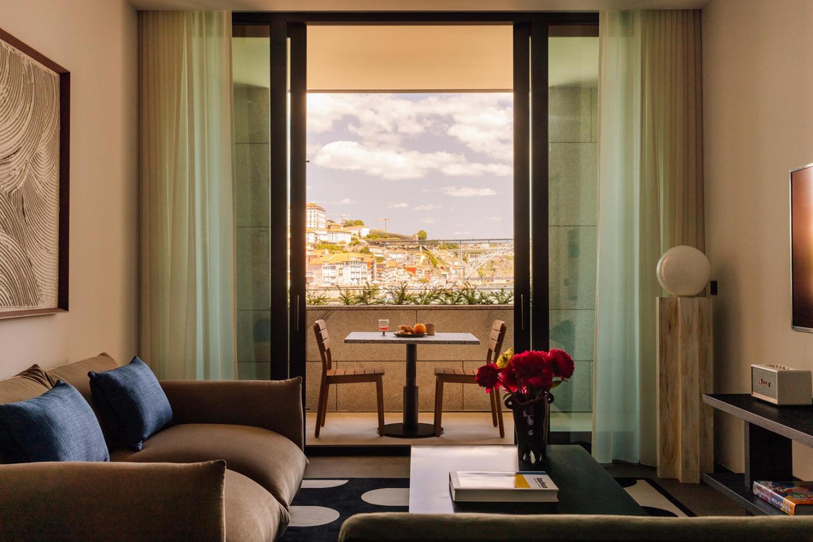 The Rebello Hotel & Spa - Small Luxury Hotels Of The World Vila Nova de Gaia Exterior foto A suite at the Four Seasons Hotel, Athens